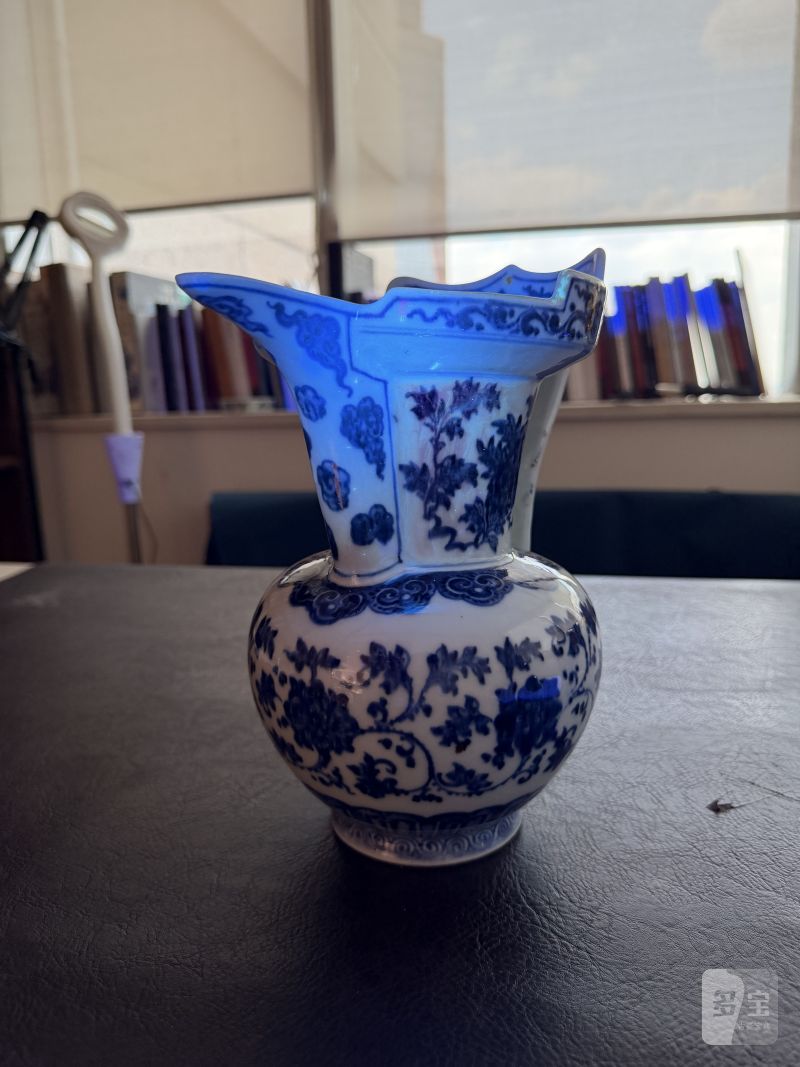 清乾隆 青花缠枝花卉纹僧帽壶 - 图19